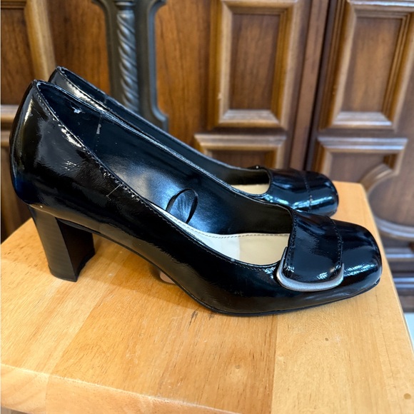 Croft & Barrow Black Patent Heels - Picture 4 of 11